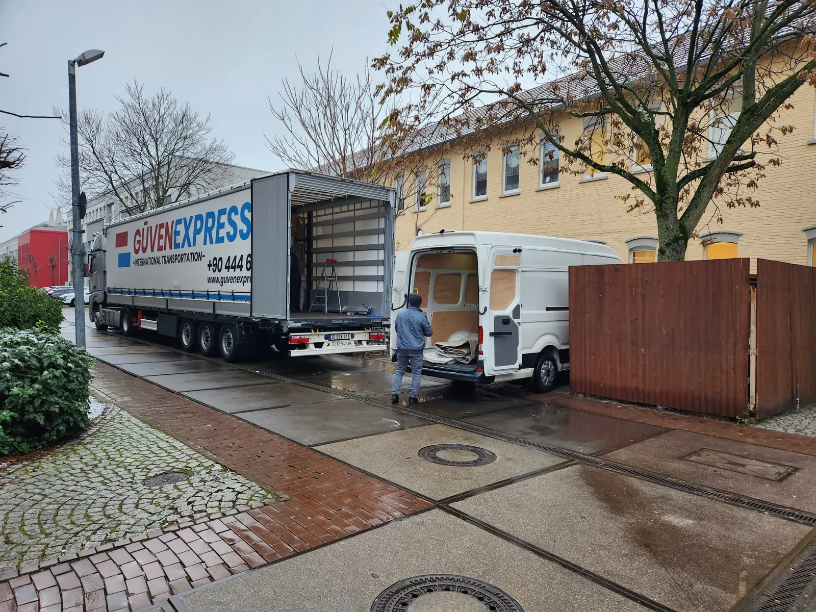 GüvenExpress truck and delivery van during a door-to-door loading operation