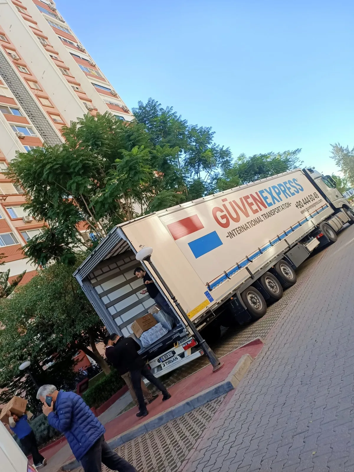 GüvenExpress truck during an on-site loading operation